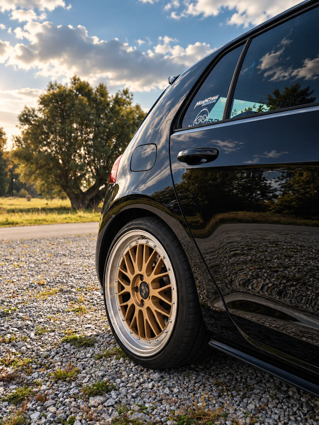 Schwarzer Golf GTI mit goldenen Felgen – Automotive Fotografie