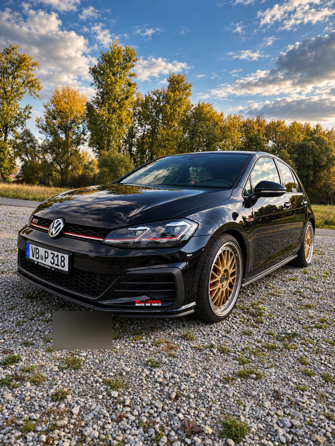 Schwarzer Golf GTI mit goldenen Felgen – Automotive Fotografie