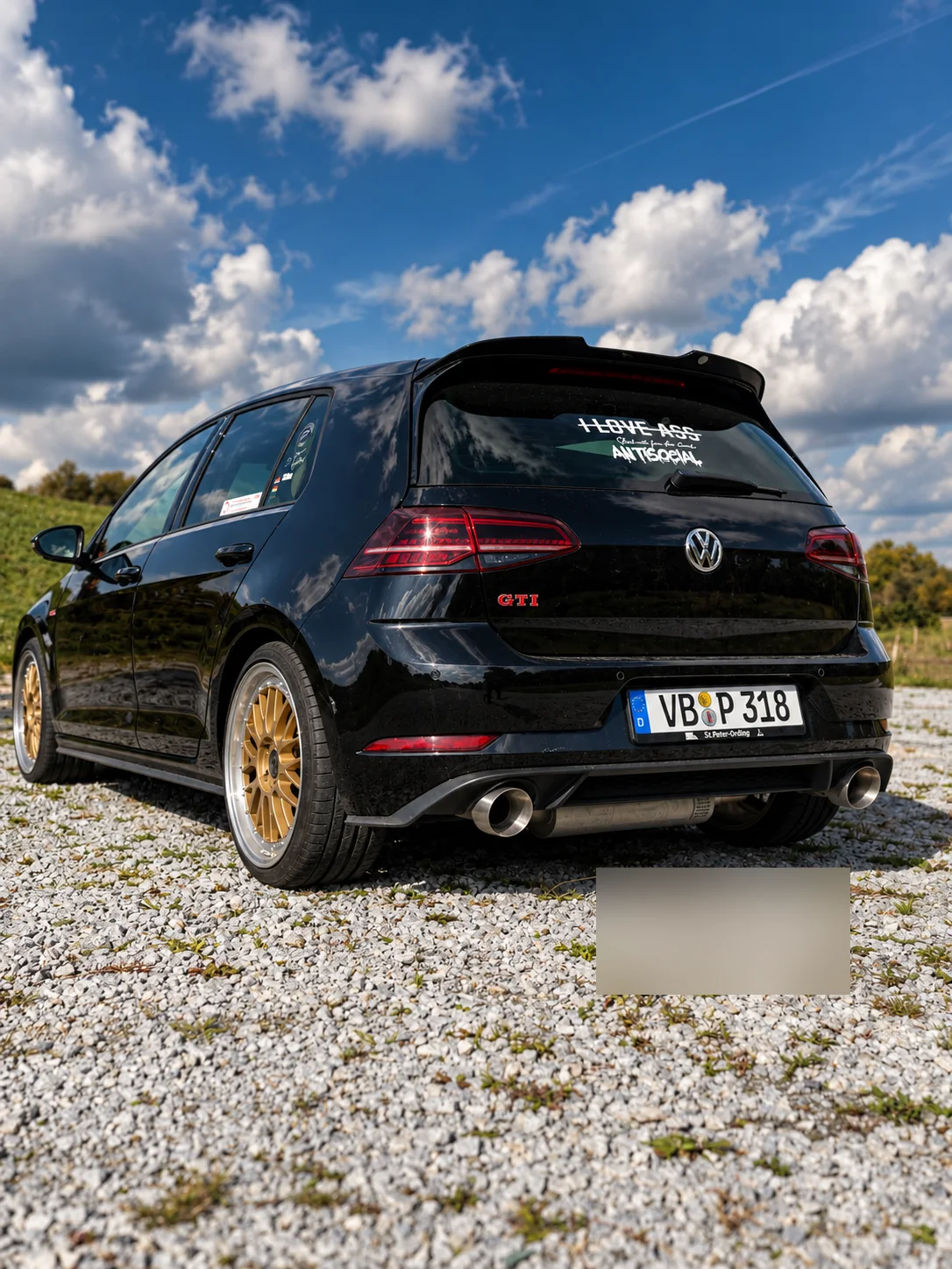Schwarzer Golf GTI mit goldenen Felgen – Automotive Fotografie
