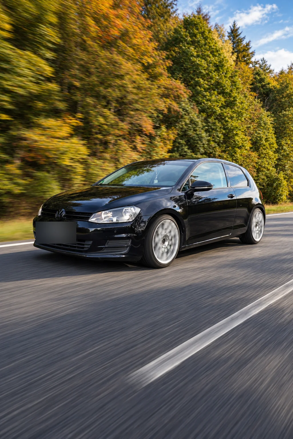 Schwarzer VW Golf mit silbernen Felgen beim Rolling Shot